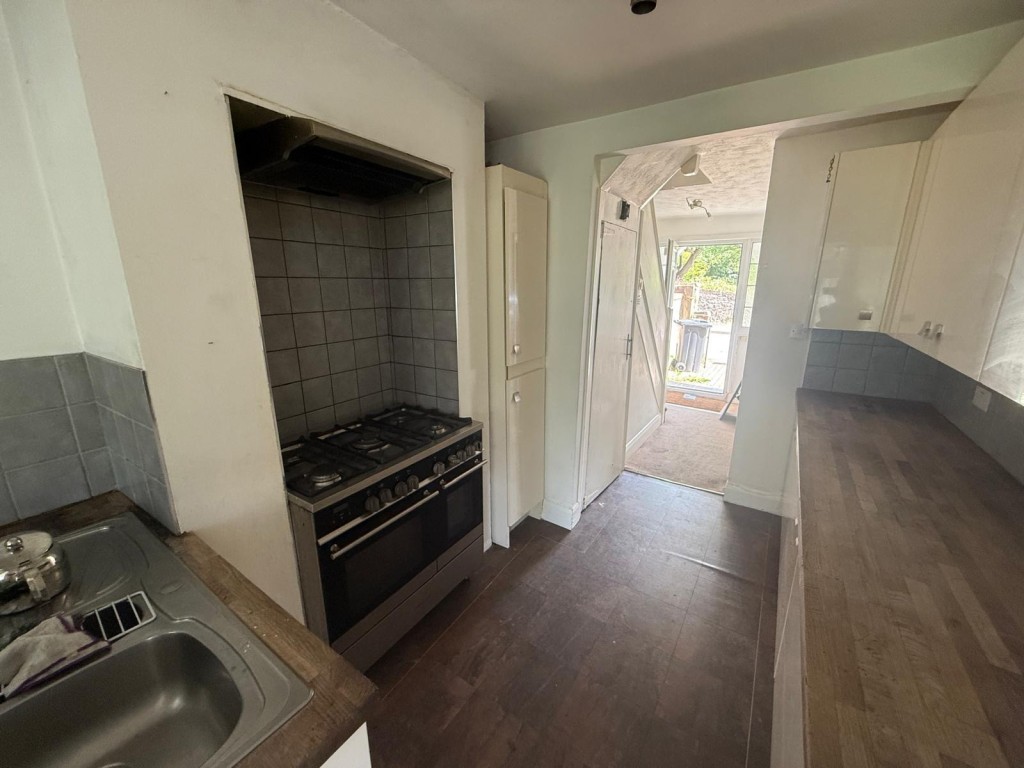 Lot: 31 - SEMI-DETACHED HOUSE FOR REFURBISHMENT IN POPULAR VILLAGE - Kitchen
